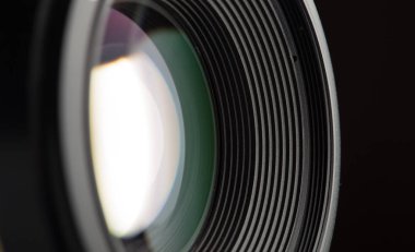 siyah arka plan üzerinde kamera lens yakın çekim