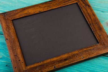 Ahşap arkaplanda eski tahta tebeşir tahtası