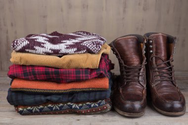 Ahşap arka planda örülmüş bir kazak yığını.