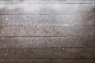 Kar arkaplanlı eski ahşap dokular