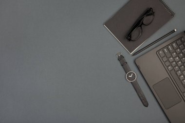 İşyeri işadamı - laptop, gözlük ve Not defteri, düz üstten görünüm