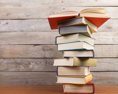 Ahşap arka planda kitabı aç