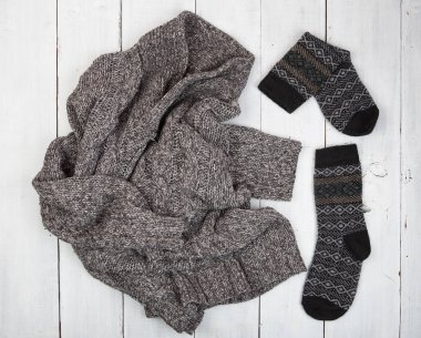 Ahşap arka planda örülmüş kış süveteri