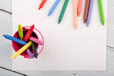 renkli boya kalemi ve ahşap masa boş kağıt