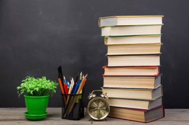 Eğitim konsepti - oditoryumdaki masanın üzerinde kitaplar