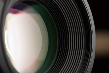siyah arka plan üzerinde kamera lens yakın çekim