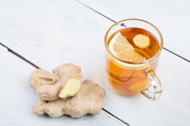 Ahşap bir fincanda zencefil çayı