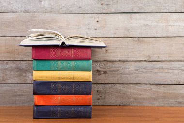 Ahşap arka planda kitabı aç