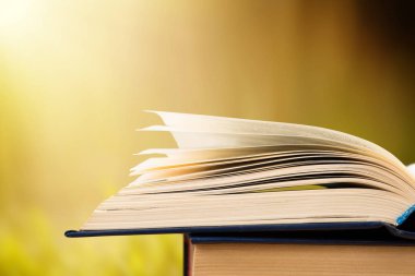 Ahşap tahtalar üzerine kitabı soyut ışık arkaplanı üzerinde aç