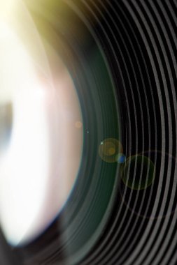 siyah arka plan üzerinde kamera lens yakın çekim