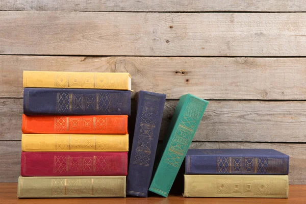 Livros Antigos Sobre Fundo Madeira — Fotografia de Stock