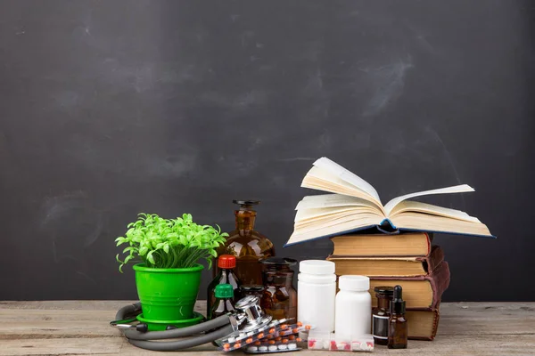 Tıp Eğitimi Konsepti Kitaplar Eczane Şişeleri Oditoryumda Karatahtalı Steteskop — Stok fotoğraf