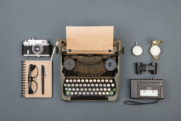 Δημοσιογράφος Ιδιωτικός Ντετέκτιβ Στο Χώρο Εργασίας Γραφομηχανή Φωτογραφική Μηχανή Συσκευή — Φωτογραφία Αρχείου