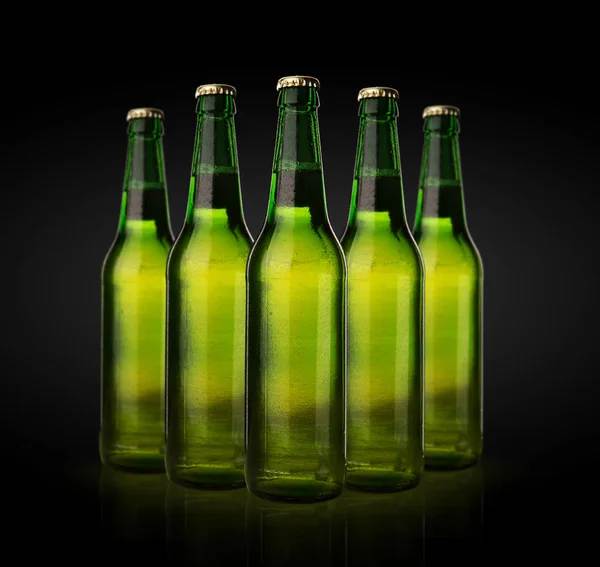 Frascos Cerveja Molhada Fria Fundo Preto — Fotografia de Stock