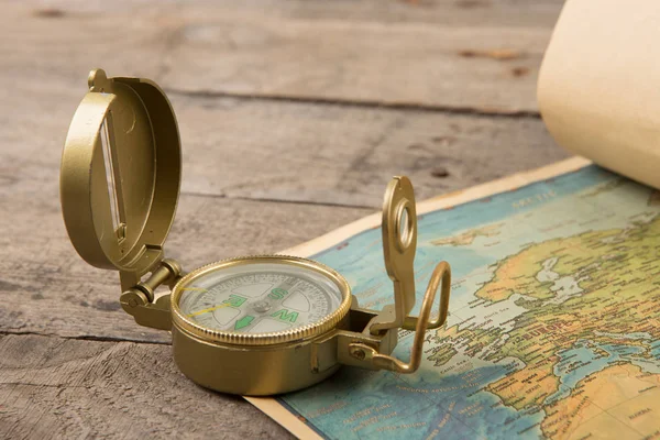 Kompass Und Vintage Landkarte Auf Dem Holztisch — Stockfoto