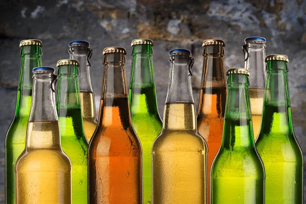 Группа Холодных Влажных Бутылок Пива Фоне Гранжа — стоковое фото