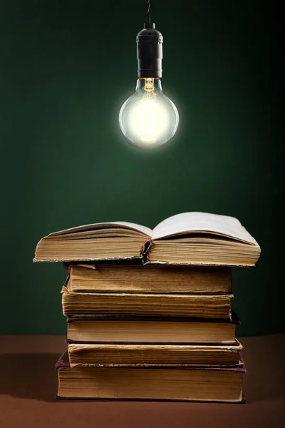 Akkor ampul altında masaya açık kitap