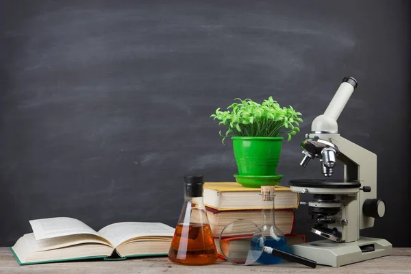 教育概念 講堂の机の上の本と顕微鏡 — ストック写真