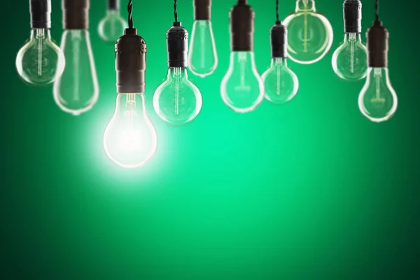 Idee Und Führungskonzept Vintage Glühbirnen Auf Farbigem Hintergrund — Stockfoto