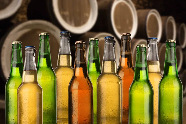 Grupo Botellas Cerveza Húmeda Fría Sótano Con Barriles Vintage — Foto de Stock