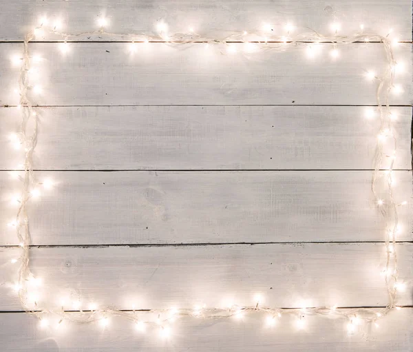 Kerstverlichting Witte Houten Achtergrond Met Kopie Ruimte Voor Tex — Stockfoto