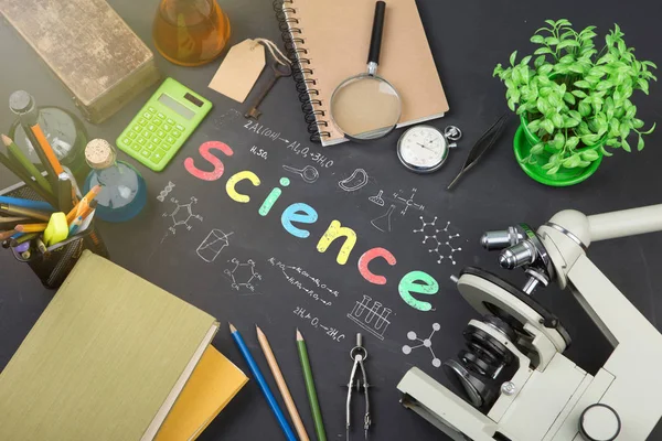 教育理念 黑板上的书籍 显微镜和科学题词 — 图库照片