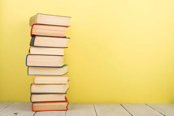 Conceito Educação Leitura Livros Sobre Mesa Madeira Fundo Amarelo — Fotografia de Stock