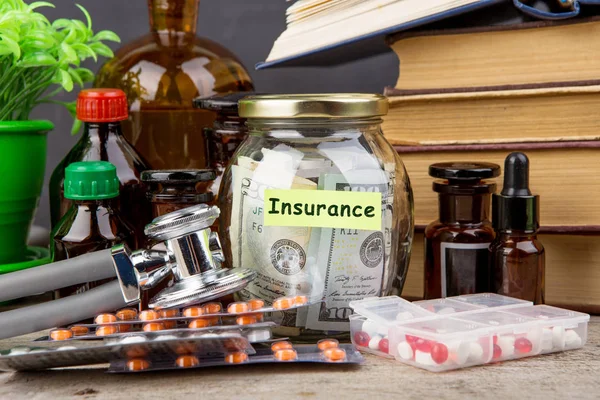 Šetřit Peníze Zdravotní Pojištění Sklenice Peníze Stetoskop Pilulky Láhve — Stock fotografie