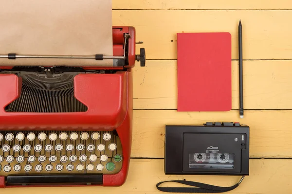 作家或记者工作场所 黄色木桌上的老式红色打字机 — 图库照片