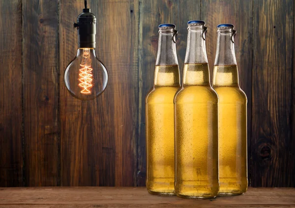 Бутылка Холодного Влажного Пива Фоне Гранжа Лампочкой — стоковое фото