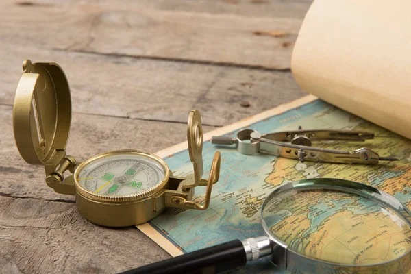 木製の机の上のコンパスとヴィンテージの地図 — ストック写真