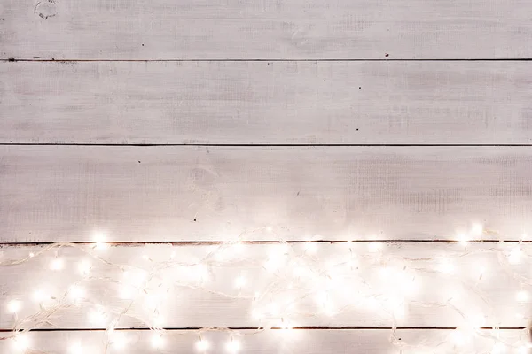 Kerstverlichting Witte Houten Achtergrond Met Kopie Ruimte Voor Tekst — Stockfoto