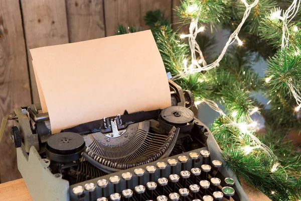 Χριστούγεννα Έννοια Γραφομηχανή Κενό Χαρτί Και Χριστούγεννα Φώτα — Φωτογραφία Αρχείου