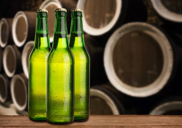 Grupo Botellas Cerveza Húmeda Fría Sótano Con Barriles Vintage — Foto de Stock