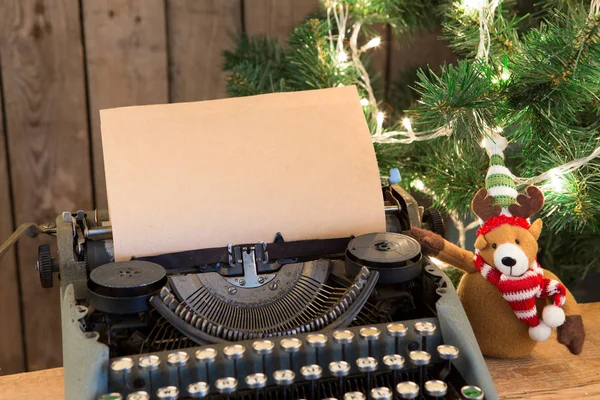 Boże Narodzenie Koncepcja Maszyna Pisania Pusty Papier Boże Narodzenie Światła — Zdjęcie stockowe