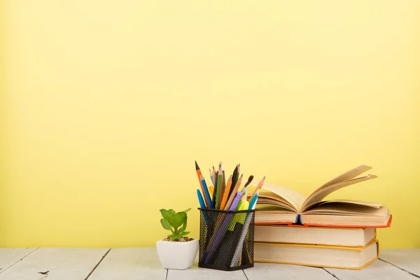 教育和阅读概念 木制桌子打开的书 黄色背景 — 图库照片