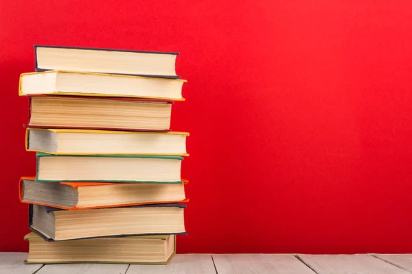 Concepto Educación Sabiduría Libros Sobre Mesa Madera Fondo Rojo — Foto de Stock
