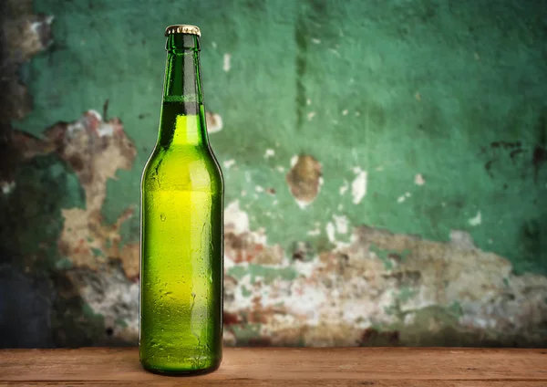 Fría Botella Cerveza Húmeda Fondo Grunge —  Fotos de Stock