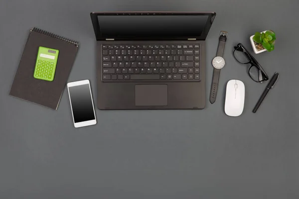 Munkahelyi Üzletember Laptop Smartphone Szemüveg Jegyzettömb Lapos Felülnézet — Stock Fotó