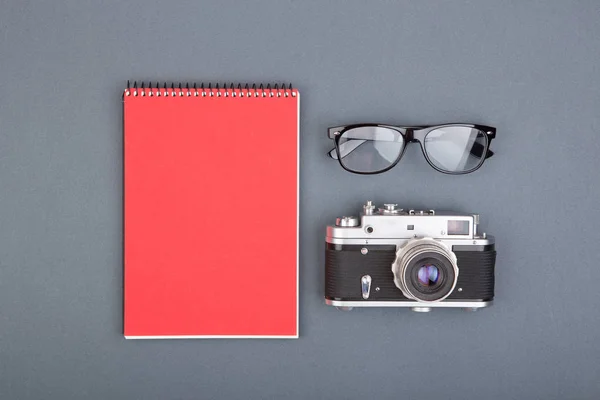 Cuaderno Blanco Espiral Mesa Periodista Blogger Lápiz Gafas Sobre Fondo — Foto de Stock