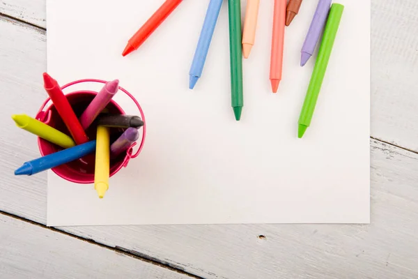 Renkli Boya Kalemi Ahşap Masa Boş Kağıt — Stok fotoğraf