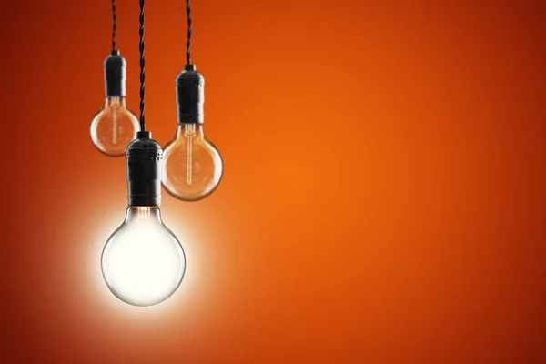 Fikir ve liderlik kavramı Renk duvarında Vintage akkor Edison tipi ampuller