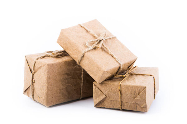 Бумажная подарочная коробка ручной работы на белом фоне
