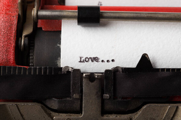 Любовь - текстовое сообщение на машинке крупным планом
