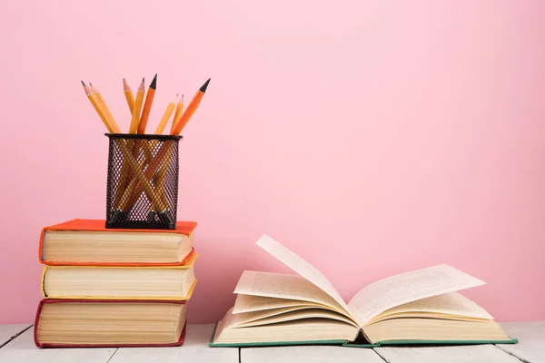 Εκπαίδευση Και Σοφία Έννοια Ανοιχτό Βιβλίο Ξύλινο Τραπέζι Ροζ Φόντο — Φωτογραφία Αρχείου