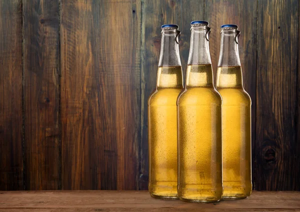 Grupo Botellas Cerveza Húmeda Fría Fondo Grunge — Foto de Stock