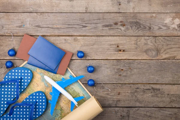 クリスマス休暇の概念 マップ 木製の机の上のパスポート — ストック写真