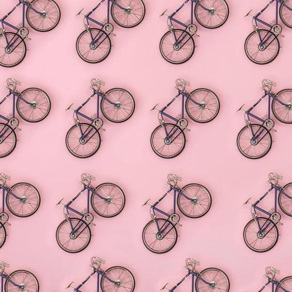 Patrón Deportivo Bicicletas Juguete Sobre Fondo Rosa — Foto de Stock