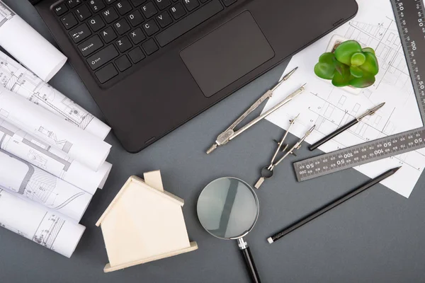 Werkplek Van Architect Constructietekeningen Laptop Schaalmodel Van Een Huis Hulpmiddelen — Stockfoto