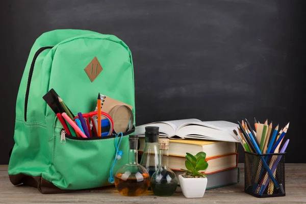 Bildungskonzept Schulrucksack Mit Büchern Und Anderem Zubehör — Stockfoto